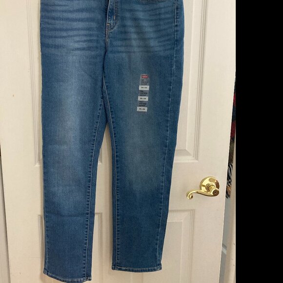 New Levi's Women's 724 Straight-Leg Jeans - Picture 6 of 6